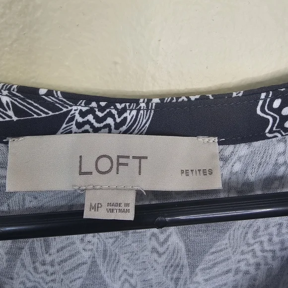 LOFT Petites MP Floral Blouse Black White Lightweight Short Sleeve V-Neck - Picture 3 of 14